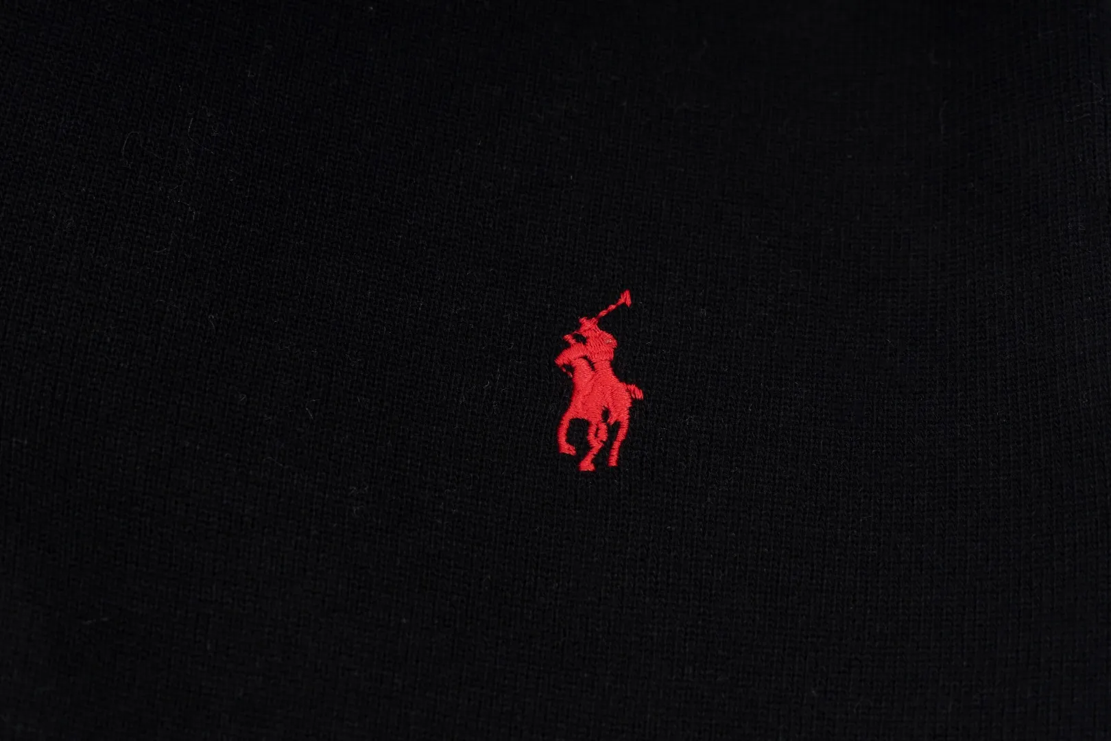 P230 #R97 Ralph lauren twelve-color embroidered pony logo half-zip high-neck long-sleeved knitted sweatshirt. The same style for men and women. The new half-zip sweatshirt for couples to wear in autumn is here! This kind of sweatshirt is really popular this year, even more popular than the hooded sweatshirt. Open the zipper and it can be used as a large lapel, which makes it more fashionable. The color of the classic design of the little war horse on the chest is matched with the embroidery. The simple zipper design echoes the brand logo, so you don’t need to match too much. The sweater version is loose enough! The fabric is custom-woven and dyed 100 cotton. 320g high gram weight 100% cotton knitted cotton with a certain thickness. The fabric is soft and comfortable, and the three-dimensional fabric is full of texture. The stitching is three needles and five threads, which is beautiful and strong. The pattern is also good. Although it is loose, it does not look bulky! - It is not a popular color scheme on the street. The color is pure and highly recommended. The upper body has a particularly high rate of turning heads. Loose style. Big drop shoulder OS style. Same style for men and women. Couple wear. Versatile and practical! Color: Gray, navy, khaki, green label, oatmeal brown label, apricot, black, army green, burgundy, pink, dark gray, light blue, white. Size: S M L XL Length: 70/72/74/76 Bust: 53.5/55.5/57.5/58.5 Shoulder width: 44/45/46/47 Sleeve length: 61/62/63/64